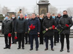 Вадим Кстенин возложил цветы к вечному огню у Музея-диорамы