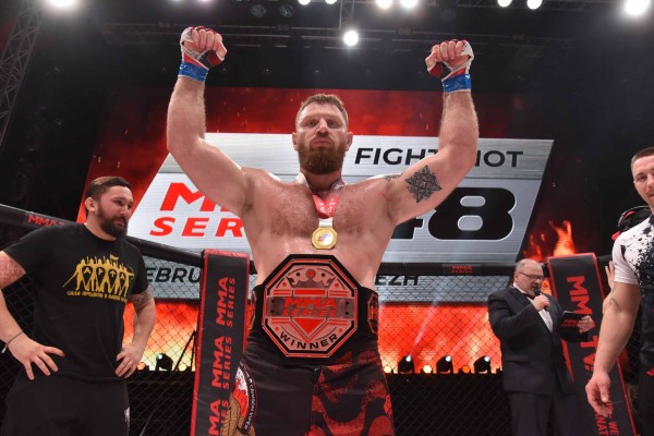 Реванш Азизяна, танец смуглянки и слезы бразильского мачо. В Воронеже прошел турнир по ММА