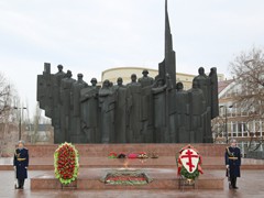 В Воронеже возложили цветы и венки к могиле Неизвестного Солдата