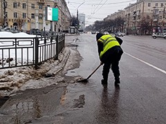 В Воронеже продолжаются работы по очистке решеток ливнеприемников