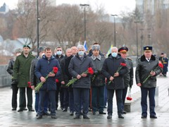 В Воронеже возложили цветы и венки к могиле Неизвестного Солдата
