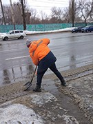 В Воронеже продолжаются работы по очистке решеток ливнеприемников