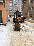 В районах города усилен контроль за очисткой от снега и наледи территорий объектов здравоохранения