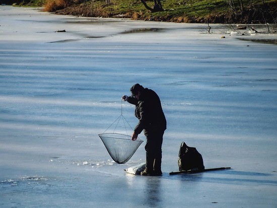 В Воронежской области спасатели вытащили провалившегося под лёд Усманки пенсионера