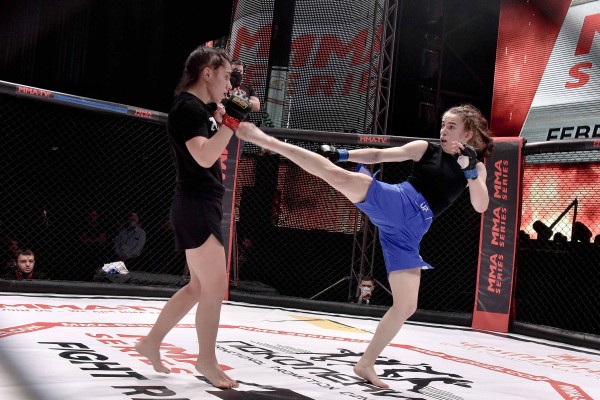 Реванш Азизяна, танец смуглянки и слезы бразильского мачо. В Воронеже прошел турнир по ММА