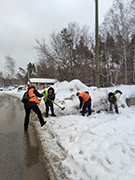 В Воронеже продолжаются работы по очистке решеток ливнеприемников
