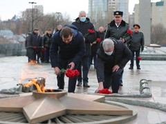 В Воронеже возложили цветы и венки к могиле Неизвестного Солдата