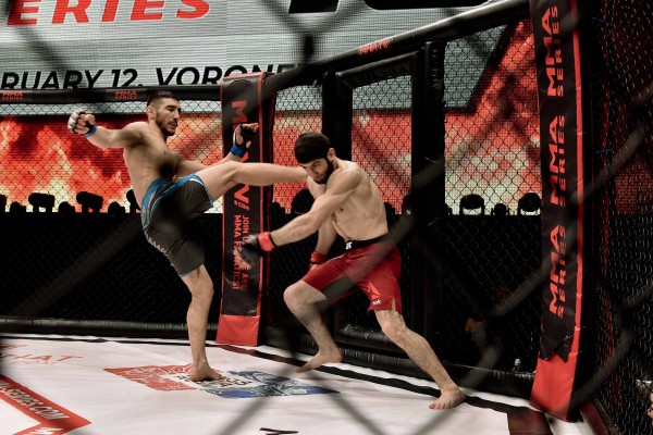 Реванш Азизяна, танец смуглянки и слезы бразильского мачо. В Воронеже прошел турнир по ММА