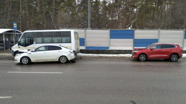 В Воронеже в стоявшую маршрутку сзади въехал KIA: пассажирку иномарки госпитализировали
