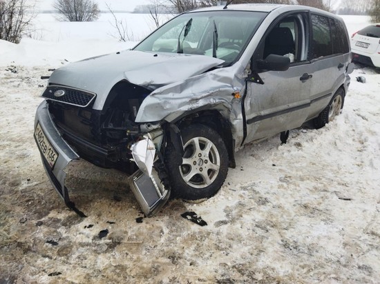 Под Воронежем в столкновении &laquo;Лады&raquo; и &laquo;Форда&raquo; пострадали три человека