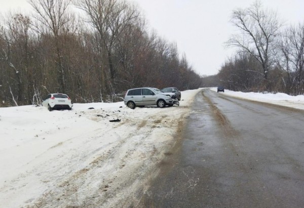 Под Воронежем в столкновении &laquo;Лады&raquo; и &laquo;Форда&raquo; пострадали три человека