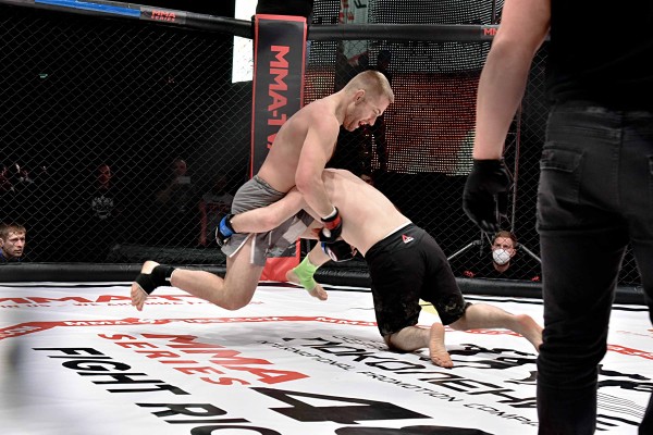 Реванш Азизяна, танец смуглянки и слезы бразильского мачо. В Воронеже прошел турнир по ММА