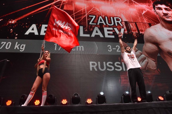 Реванш Азизяна, танец смуглянки и слезы бразильского мачо. В Воронеже прошел турнир по ММА