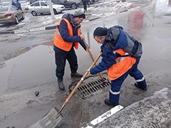 В Воронеже продолжаются работы по очистке решеток ливнеприемников