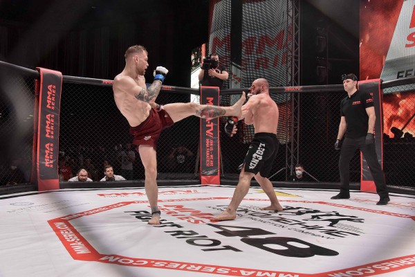 Реванш Азизяна, танец смуглянки и слезы бразильского мачо. В Воронеже прошел турнир по ММА