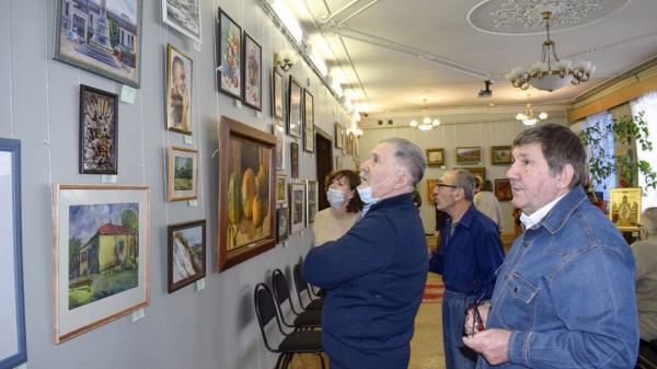 В Лисках открылась коллективная выставка &laquo;Родному городу &ndash; подарок!&raquo;