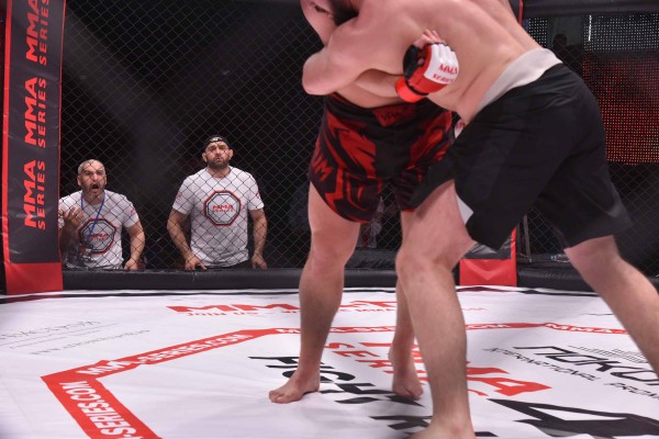 Реванш Азизяна, танец смуглянки и слезы бразильского мачо. В Воронеже прошел турнир по ММА