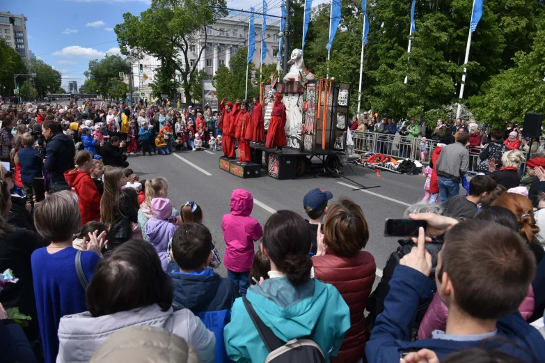 Волынщики, уличный театр и регата в фонтане. Как воронежцы отметили петровский юбилей