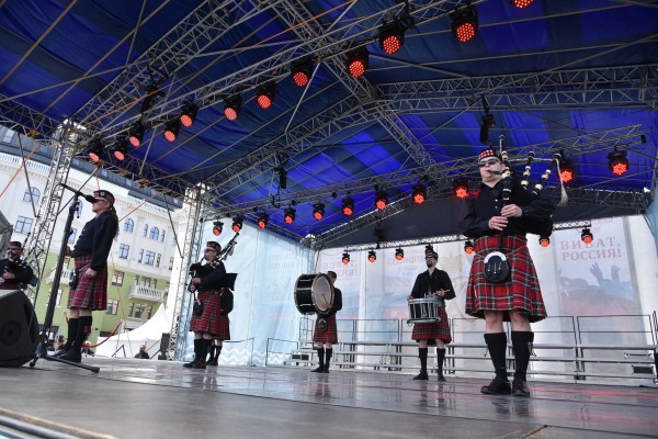 Волынщики, уличный театр и регата в фонтане. Как воронежцы отметили петровский юбилей