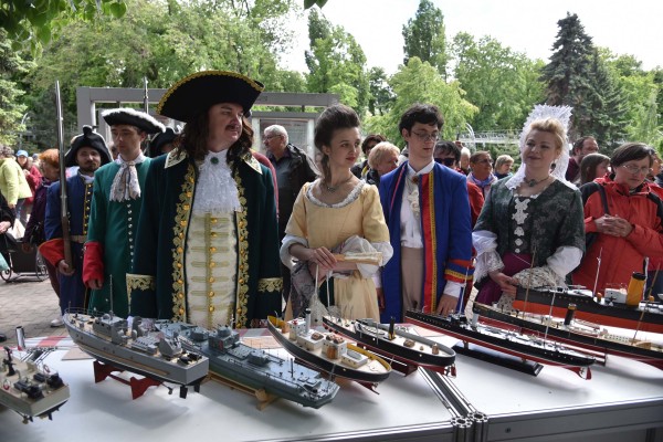 Волынщики, уличный театр и регата в фонтане. Как воронежцы отметили петровский юбилей