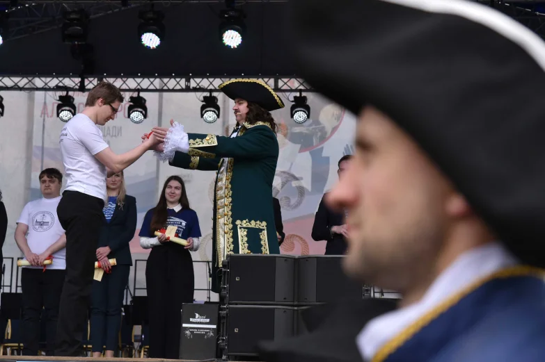 Волынщики, уличный театр и регата в фонтане. Как воронежцы отметили петровский юбилей