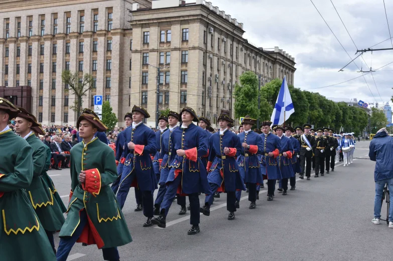 Волынщики, уличный театр и регата в фонтане. Как воронежцы отметили петровский юбилей