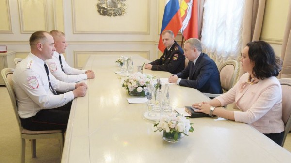 Двух сотрудников ГИБДД наградили по поручению воронежского губернатора