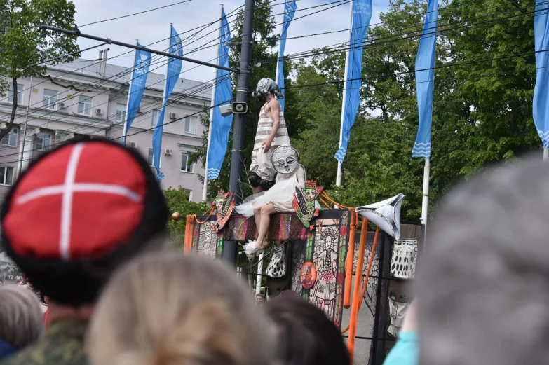 Волынщики, уличный театр и регата в фонтане. Как воронежцы отметили петровский юбилей