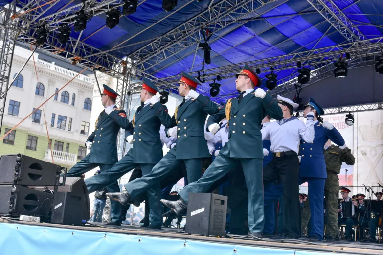 Волынщики, уличный театр и регата в фонтане. Как воронежцы отметили петровский юбилей