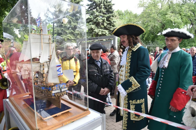 Волынщики, уличный театр и регата в фонтане. Как воронежцы отметили петровский юбилей