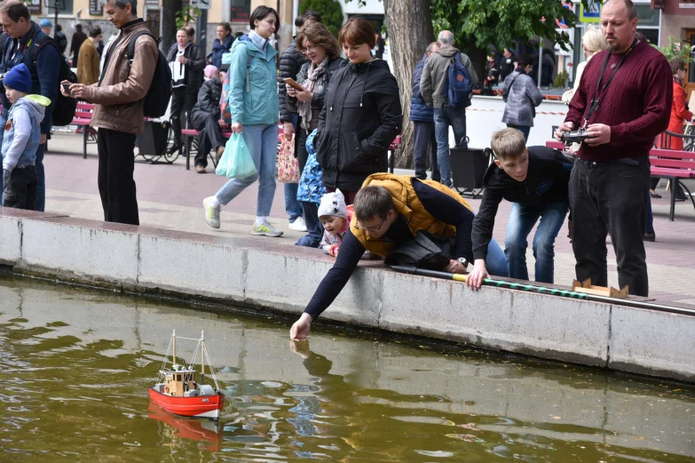 Волынщики, уличный театр и регата в фонтане. Как воронежцы отметили петровский юбилей