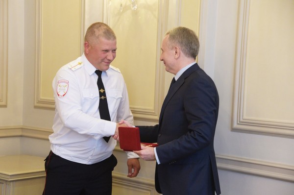 Двух сотрудников ГИБДД наградили по поручению воронежского губернатора