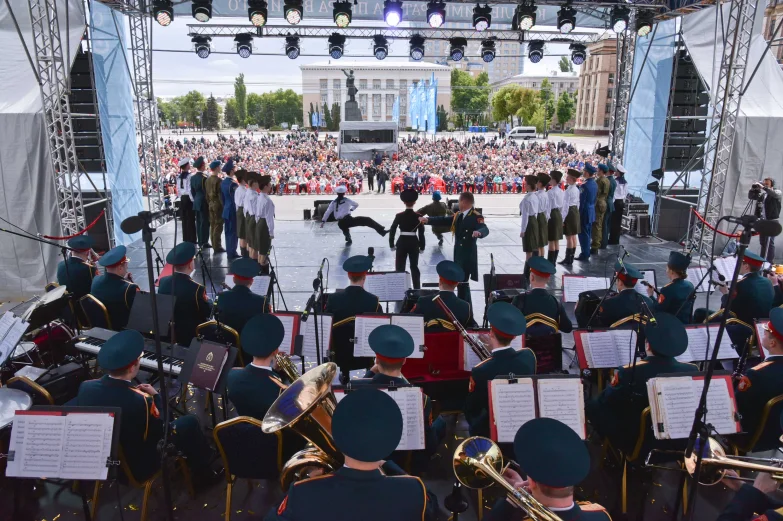 Волынщики, уличный театр и регата в фонтане. Как воронежцы отметили петровский юбилей