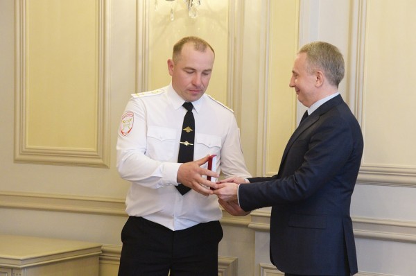 Двух сотрудников ГИБДД наградили по поручению воронежского губернатора