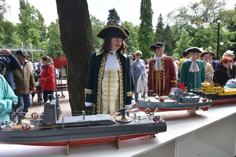 Волынщики, уличный театр и регата в фонтане. Как воронежцы отметили петровский юбилей