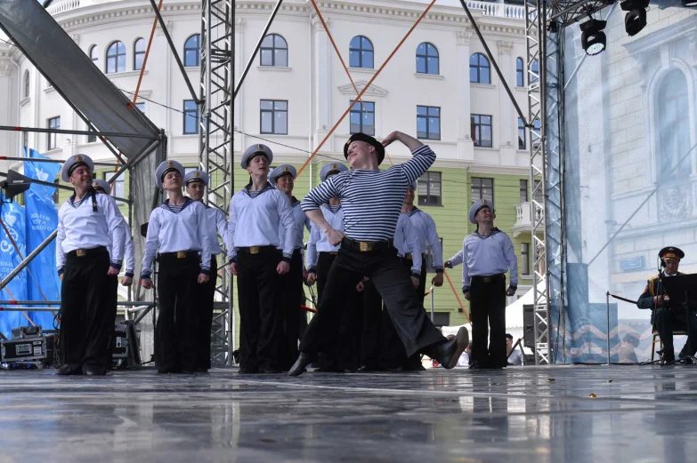Волынщики, уличный театр и регата в фонтане. Как воронежцы отметили петровский юбилей
