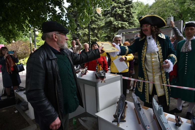 Волынщики, уличный театр и регата в фонтане. Как воронежцы отметили петровский юбилей