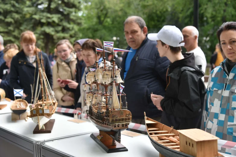Волынщики, уличный театр и регата в фонтане. Как воронежцы отметили петровский юбилей