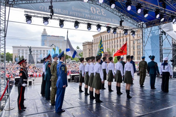 Волынщики, уличный театр и регата в фонтане. Как воронежцы отметили петровский юбилей