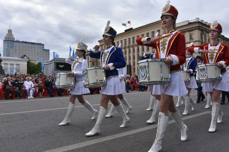 Волынщики, уличный театр и регата в фонтане. Как воронежцы отметили петровский юбилей