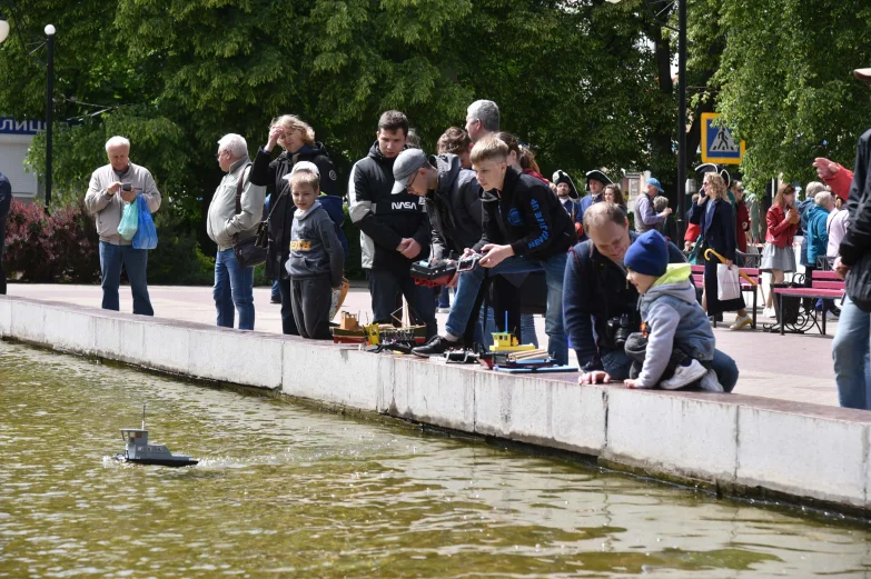 Волынщики, уличный театр и регата в фонтане. Как воронежцы отметили петровский юбилей