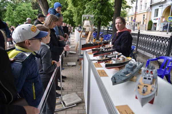 Волынщики, уличный театр и регата в фонтане. Как воронежцы отметили петровский юбилей