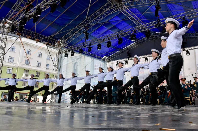 Волынщики, уличный театр и регата в фонтане. Как воронежцы отметили петровский юбилей