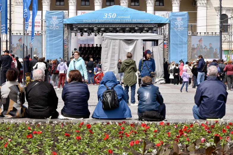 Волынщики, уличный театр и регата в фонтане. Как воронежцы отметили петровский юбилей