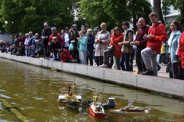Волынщики, уличный театр и регата в фонтане. Как воронежцы отметили петровский юбилей