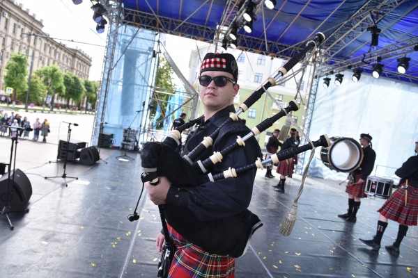 Волынщики, уличный театр и регата в фонтане. Как воронежцы отметили петровский юбилей