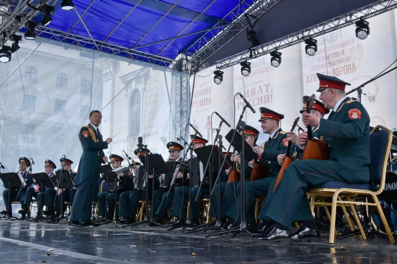 Волынщики, уличный театр и регата в фонтане. Как воронежцы отметили петровский юбилей