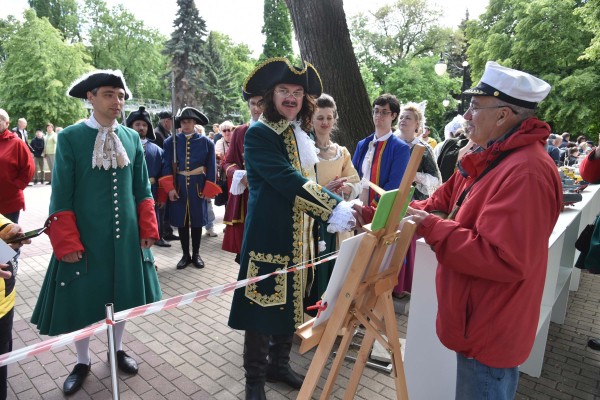 Волынщики, уличный театр и регата в фонтане. Как воронежцы отметили петровский юбилей