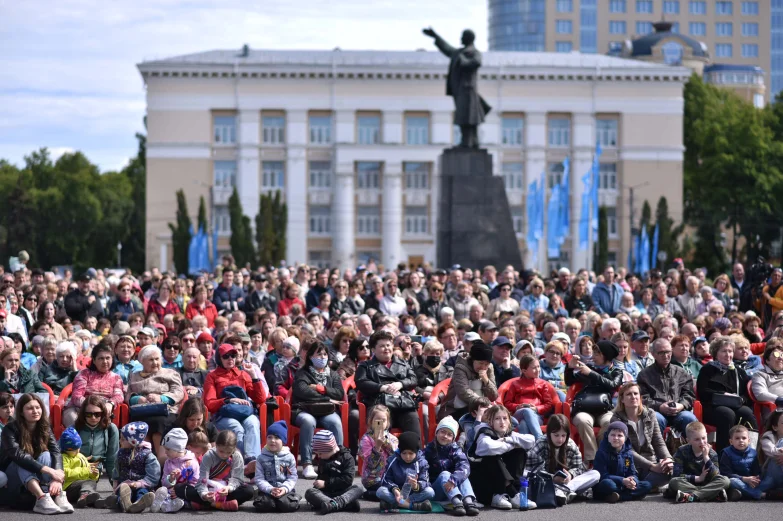 Волынщики, уличный театр и регата в фонтане. Как воронежцы отметили петровский юбилей