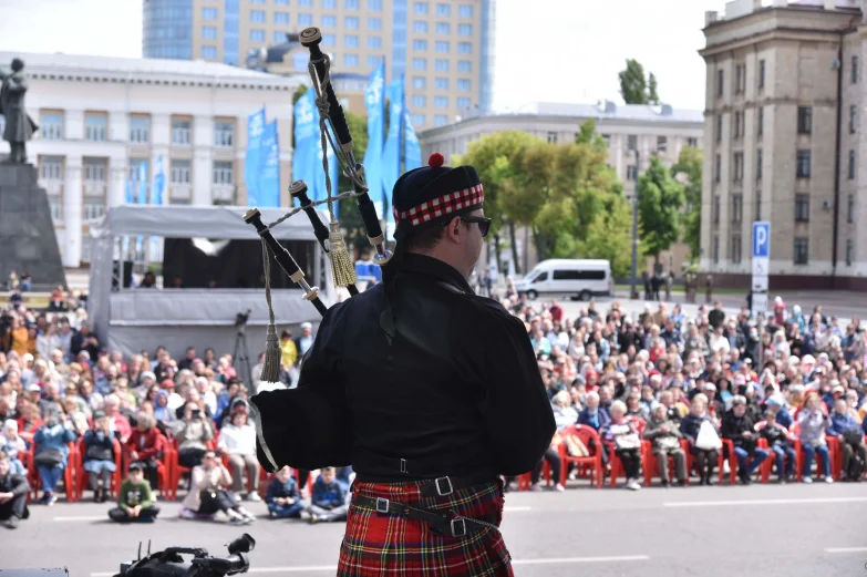 Волынщики, уличный театр и регата в фонтане. Как воронежцы отметили петровский юбилей